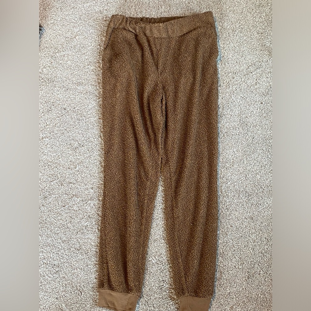 Fuzzy jogger sweatpants .
